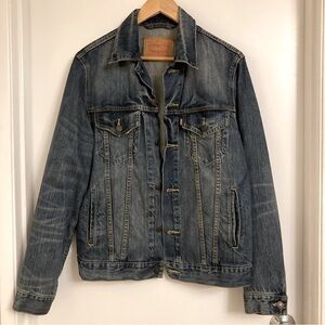 EUC Men’s Levi denim jacket